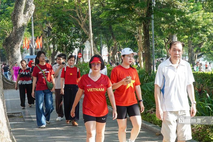 Trên từng tuyến phố ở Hà Nội, dòng người xuống đường tạo nên không khí rộn ràng.