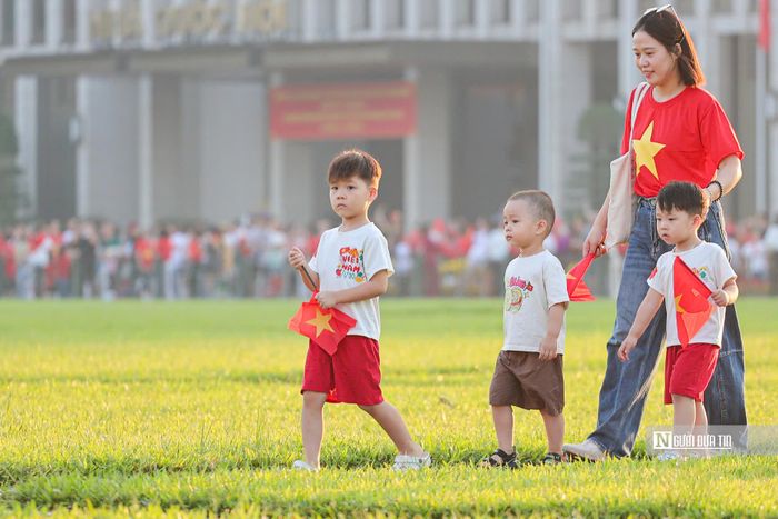 Người dân đổ về Quảng trường Ba Đình, vào Lăng viếng Bác trong không khí rộn ràng.