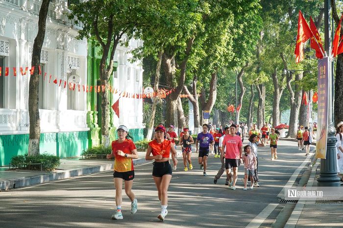 Mỗi người dân đều có cảm giác mình đang hòa chung vào nhịp đập của cả thành phố trong ngày lễ lớn.