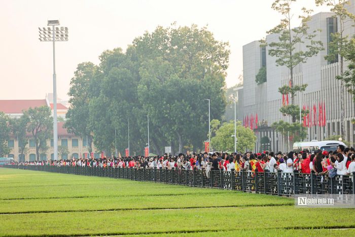 Trước đó, hàng ngàn người dân và du khách đã đổ về khu vực Quảng trường Ba Đình từ sớm để xem nghi thức Thượng cờ chào mừng Quốc khánh 2/9.