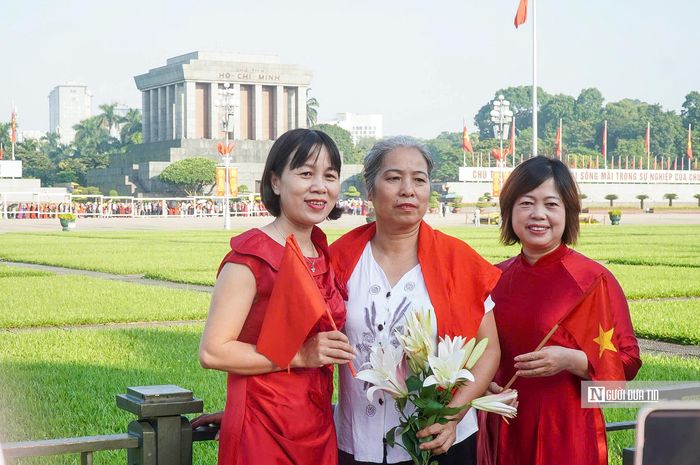 Tại Quảng trường Ba Đình, người dân lưu lại những khoảnh khắc đáng nhớ.