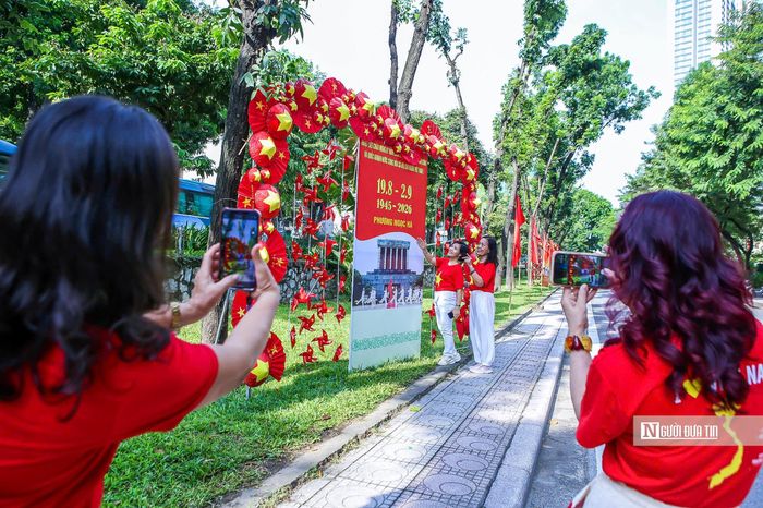 Không chỉ góp phần làm đẹp cảnh quan đô thị, các điểm check-in còn tạo thêm không gian công cộng gần gũi để người dân và du khách tham quan, chụp ảnh, lưu giữ những khoảnh khắc đẹp trong dịp lễ 2/9.