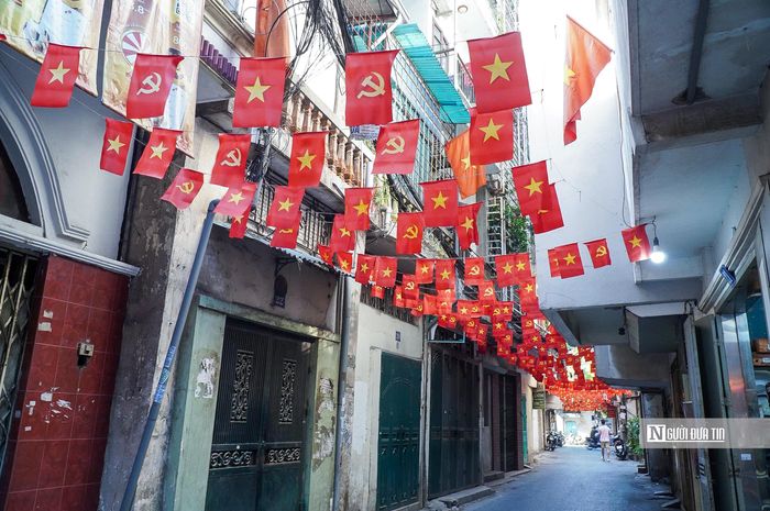 Phố phường Hà Nội rợp cờ đỏ sao vàng mừng 81 năm Quốc khánh 2/9. Những lá cờ đỏ sao vàng được người dân trân trọng treo lên từ nhiều ngày trước, tạo nên khung cảnh trang nghiêm nhưng cũng đầy ấm áp.