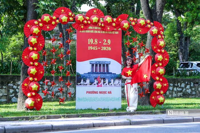 Kỷ niệm 81 năm Quốc khánh nước Cộng hòa xã hội chủ nghĩa Việt Nam (2/9/1945 - 2/9/2026), phố Kim Mã (phường Ngọc Hà) cũng đã được trang hoàng rực rỡ, thu hút đông đảo người dân đến tham quan, chụp ảnh, lưu giữ những khoảnh khắc ý nghĩa trong dịp Tết Độc lập.