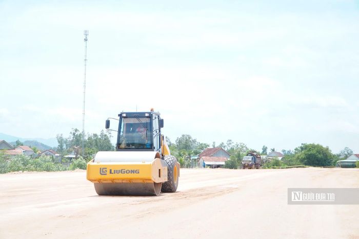 Nhiều đoạn đã đắp đất nền đường tuyến chính.