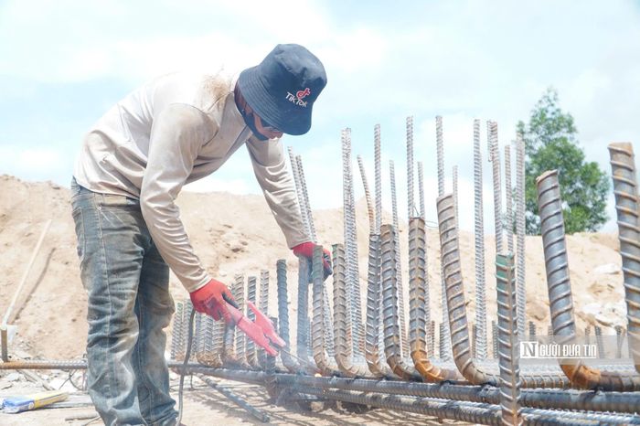 Công nhân đang thi công các hạng mục ở cầu Hà Nhe thuộc gói thầu XL.02