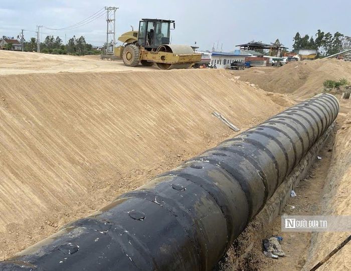 Thi công cống thoát nước trên tuyến.