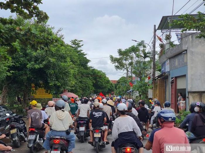 Từ sáng sớm, mọi nẻo đường dẫn ra sông Kiến Giang đã đông nghịt người.