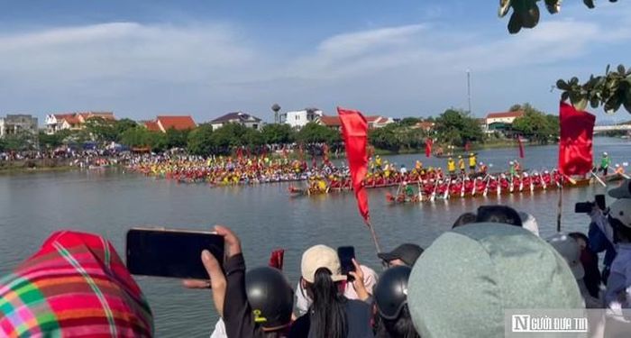 Các đội đua chuẩn bị xuất phát cùng hàng nghìn người cổ vũ hai bên bở sông.