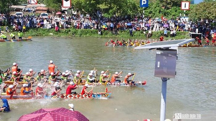 Hai bên bờ sông trở nên đông người hơn khi các đội bước vào tranh tài.