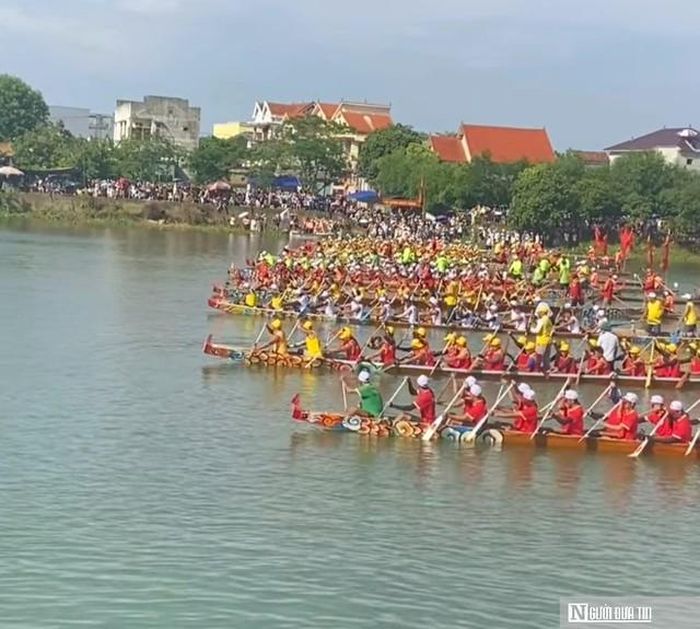 Những nhịp chèo, mái chầm đều nhịp thể hiện tinh thần đoàn kết của các vận động viên.