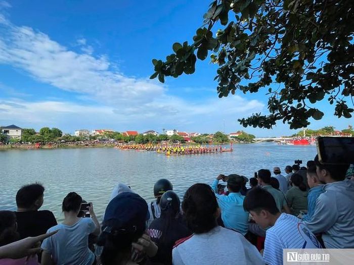 Người dân có mặt từ rất sớm chọn chỗ ngồi hai bên bờ sông Kiến Giang.