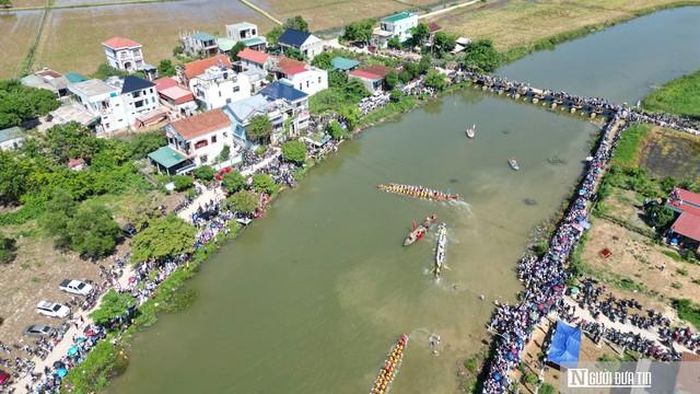 Lễ hội bơi, đua thuyền truyền thống trên sông Kiến Giang được tổ chức vào ngày 2/9 hàng năm.