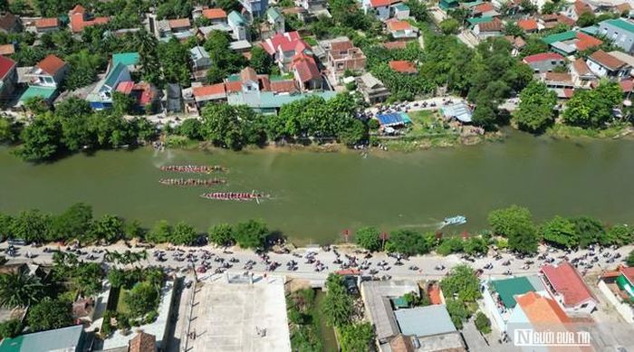 Các đội đua thuyền trên sông Kiến Giang.