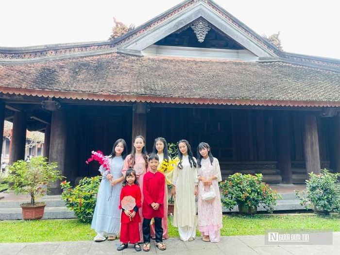 Trao đổi với phóng viên, bà Bùi Ánh Tuyết, Phó giám đốc Ban quản lý Khu di tích lịch sử Lam Kinh, cho biết mỗi năm nơi đây đón khoảng 300.000 lượt khách, đông nhất vào các dịp lễ, Tết. "Công tác bảo vệ, hướng dẫn và đón tiếp du khách được duy trì thường xuyên, vừa phát huy giá trị di sản, vừa giữ gìn sự tôn nghiêm của khu di tích", bà Tuyết nói.