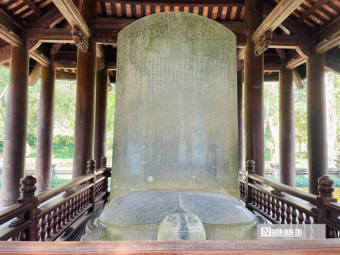 Ngoài chính điện, Lam Kinh còn lưu giữ nhiều dấu tích quan trọng của triều Lê Sơ. Trong đó có năm bia đá được công nhận là bảo vật quốc gia gồm bia Vĩnh Lăng, Chiêu Lăng, Dụ Lăng, Kính Lăng và Khôn Nguyên Chí Đức.