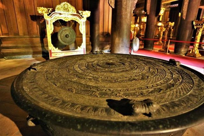 Chiếc trống đồng bên trong chính điện. Theo Ban quản lý di tích Lam Kinh, gần 6 thế kỷ trôi qua, với nhiều biến cố thăng trầm của lịch sử đất nước, di tích Lam Kinh bị xuống cấp nghiêm trọng và từng trở thành phế tích. Nhiều công trình, hạng mục tại di tích hiện nay đã được phục hồi, tôn tạo, tái hiện phần nào diện mạo các công trình trước đây.