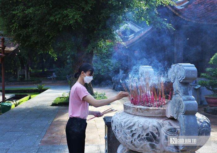 Chị Hà Minh Anh, 35 tuổi, ở phường Hạc Thành, đưa hai con đến Lam Kinh dịp nghỉ lễ, cho biết đây là chuyến đi vừa tham quan vừa tìm hiểu lịch sử của gia đình. "Đến đây, tôi như được trở lại một không gian lịch sử, được tìm hiểu câu chuyện về triều đại nhà Lê, đặc biệt là anh hùng Lê Lợi. Tôi đưa các con theo để các cháu vừa tham quan, vừa hiểu thêm về lịch sử và truyền thống yêu nước", chị Minh Anh nói.