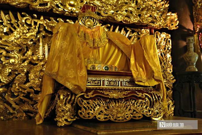 Bên trong chính điện là ngai vua dát vàng được chạm trổ cầu kỳ, tinh xảo, thể hiện quyền uy tối thượng của nhà vua.