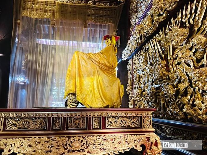 Ngai vàng của vua được đặt ở vị trí cao nhất trong chính điện, xung quanh buông rèm, trong ánh sáng vàng dịu nhẹ. Các chi tiết trang trí đều trạm trổ, sơn son thếp vàng cầu kì.