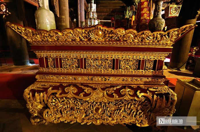 Các ban thờ bên trong chính điện đều được sơn son thếp vàng.