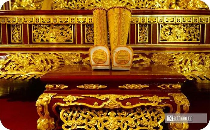 Đôi giày nhà vua được phục dựng và thêu cầu kì, được đặt ngay ngắn dưới ngai vàng.