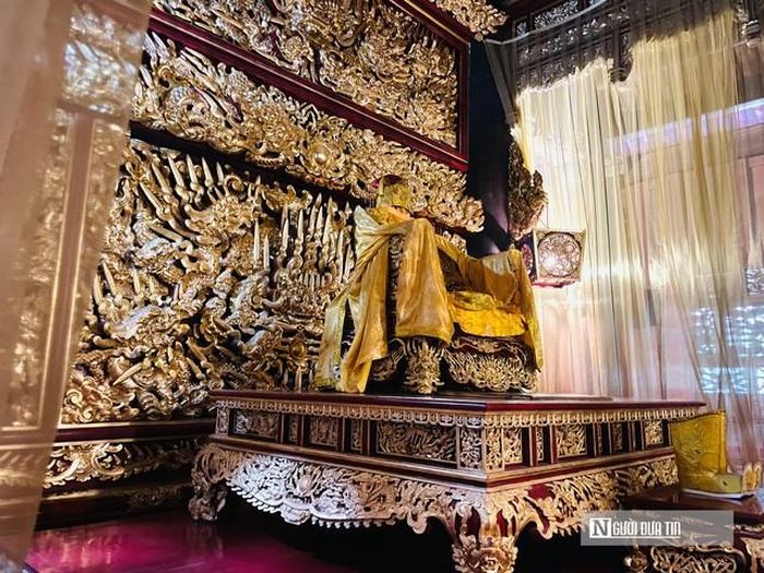 Toàn bộ không gian quyền lực của nhà vua được phục dựng và tái hiện chi tiết, du khách được phép chiêm ngưỡng nhưng hạn chế chụp hình để giữ không gian trang nghiêm.