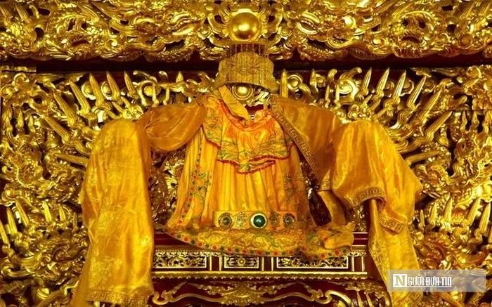 Chiếc áo long bào vua màu vàng nổi bật, được thêu hoa văn tỉ mỉ.