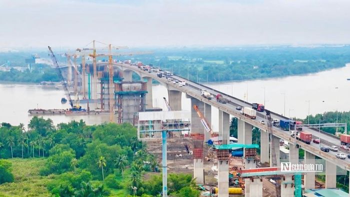 Công nhân bám công trường, tranh thủ những ngày thời tiết thuận lợi để đẩy nhanh tiến độ cầu Long Thành.