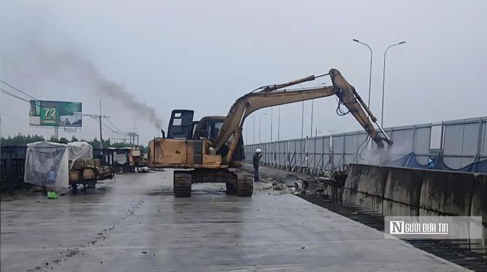Công nhân, máy móc hoạt động xuyên ngày đêm.