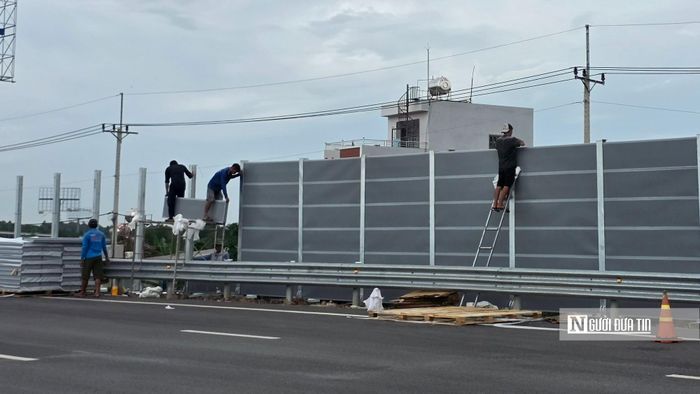 Công nhân vẫn miệt mài thi công tại cao tốc Tp.HCM - Long Thành trong ngày Quốc khánh 2/9.