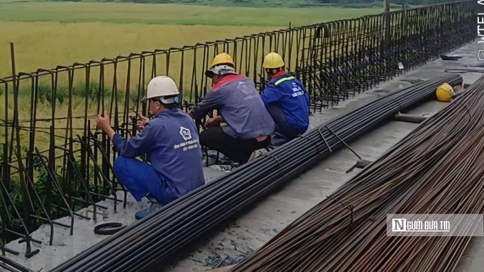 Công nhân đang bám công trường, nỗ lực hoàn thành phần việc được giao trong dịp nghỉ lễ 2/9.