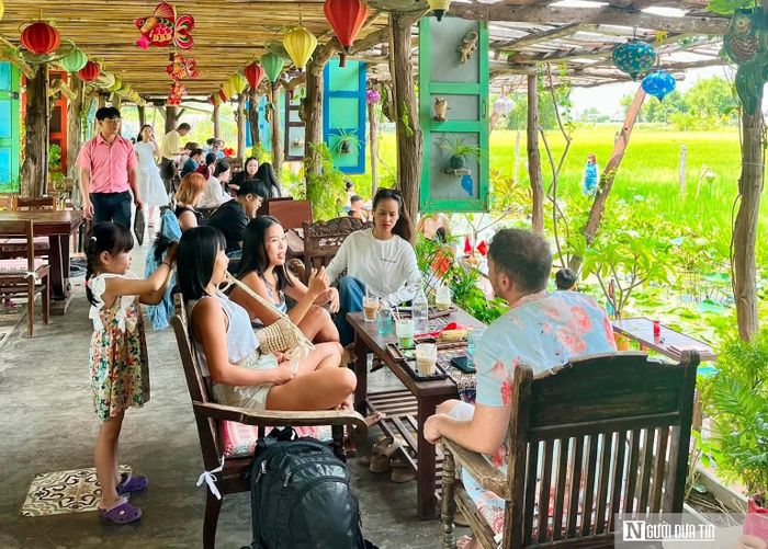 Các hàng quán ở khu vực ngoài trung tâm cũng trở thành điểm dừng được nhiều du khách tìm đến trong hành trình khám phá Đà Nẵng.