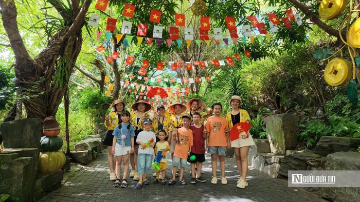 Núi Thần Tài thu hút các nhóm khách gia đình nhờ kết hợp tham quan, vui chơi, tắm khoáng và nghỉ ngơi trong cùng một điểm đến.