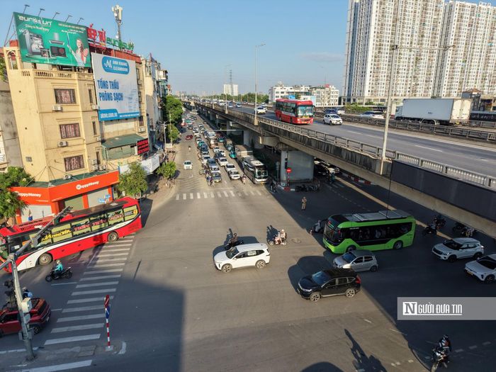 Tại một số tuyến phố khu vực trung tâm, mật độ phương tiện khá thưa, người dân di chuyển thuận lợi. Những tuyến đường vốn thường xuyên đông đúc vào giờ cao điểm cũng duy trì lưu thông ổn định, không ghi nhận tình trạng ùn tắc kéo dài.