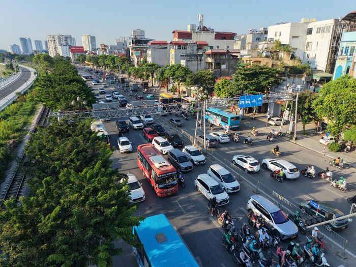 Sau nhiều ngày nghỉ lễ, lượng hành khách quay trở lại thủ đô tăng cao khiến khu vực trước cổng các bến xe có thời điểm đông người và phương tiện. Tuy nhiên, việc đón, trả khách vẫn diễn ra tương đối trật tự.