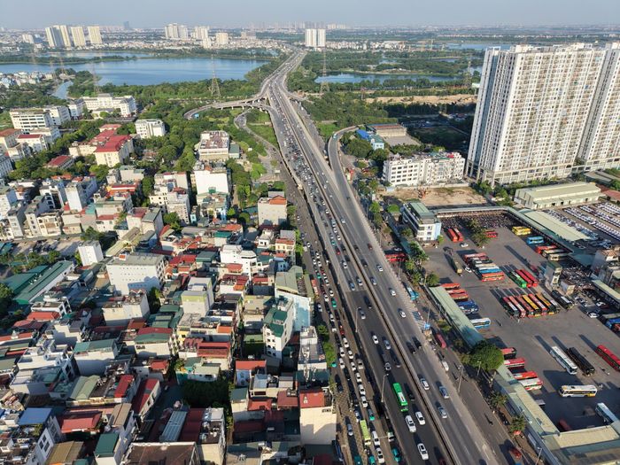 Theo ghi nhận của phóng viên chiều 2/9, sau những ngày nghỉ lễ, nhiều người dân bắt đầu trở lại Hà Nội để chuẩn bị cho ngày làm việc, học tập. Trên các tuyến đường cửa ngõ phía Nam, lượng phương tiện tăng so với ngày thường nhưng dòng xe vẫn được duy trì tương đối ổn định.