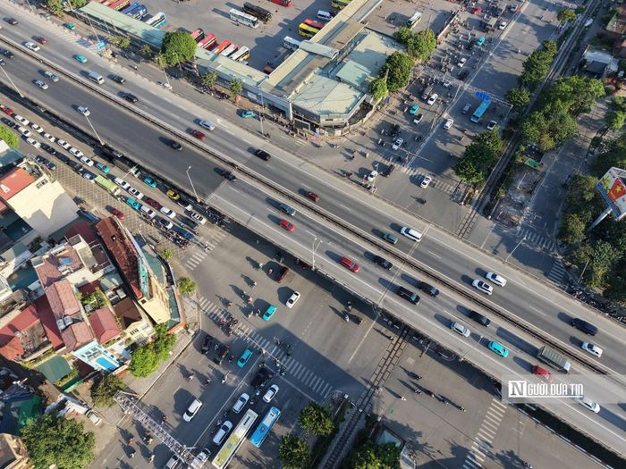 Trong ngày cuối kỳ nghỉ lễ 2/9, giao thông Hà Nội cơ bản thông thoáng. Tại một số nút giao, cửa ngõ, lối lên xuống đường Vành đai 3 trên cao và khu vực cầu, lượng phương tiện có thời điểm tăng cao, khiến giao thông chậm cục bộ.