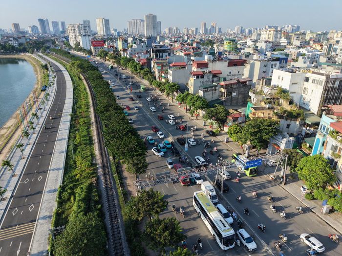 Trong ngày cuối kỳ nghỉ lễ, lực lượng chức năng được bố trí tại các tuyến cửa ngõ, nút giao và khu vực có mật độ phương tiện cao để hướng dẫn, phân luồng. Các phương án tổ chức giao thông được triển khai nhằm bảo đảm phương tiện di chuyển an toàn, hạn chế ùn tắc cục bộ, nhất là vào những khung giờ cao điểm.