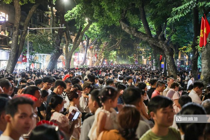 "Biển người" trong đó có nhiều nhóm bạn trẻ, gia đình đến sớm để chọn vị trí thuận lợi chờ xem pháo hoa.