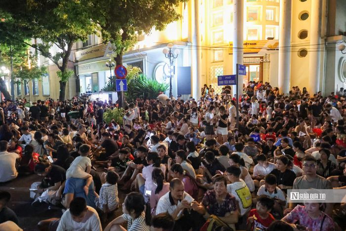 Người dân ngồi chờ màn pháo hoa mừng 81 năm Quốc khánh 2/9 kín khu vực hồ Gươm.