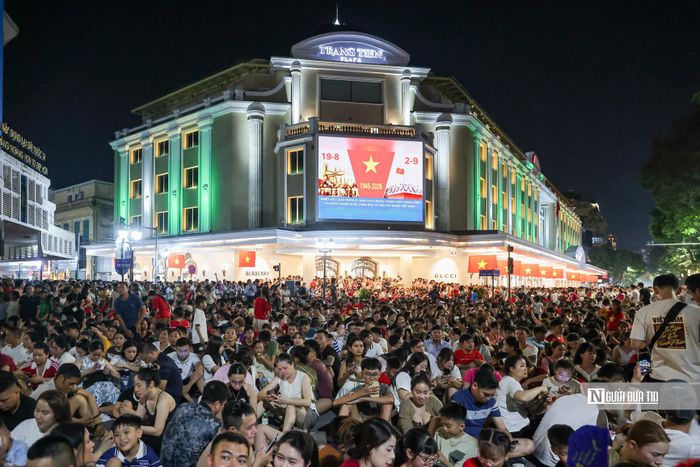 Theo đó, nhân dịp kỷ niệm 81 năm Quốc khánh nước Cộng hòa xã hội chủ nghĩa Việt Nam (2/9/1945 - 2/9/2026), Thành phố Hà Nội tổ chức 5 điểm bắn pháo hoa nhằm tạo không khí vui tươi, phấn khởi, đáp ứng nhu cầu hưởng thụ văn hóa của Nhân dân và du khách.