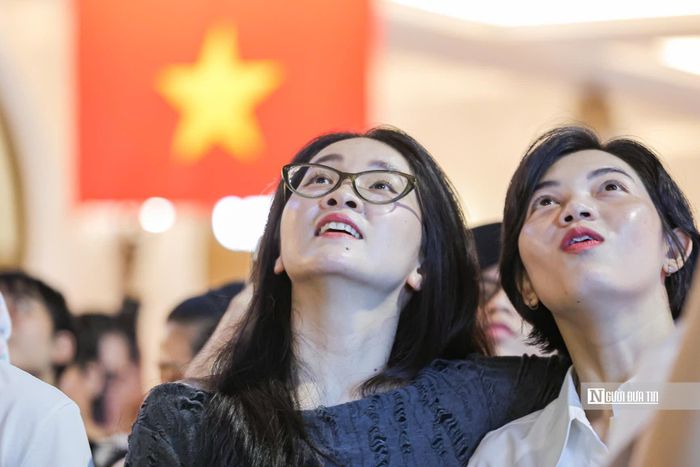 Với nhiều người trẻ, xuống phố tối 2/9 là dịp để trực tiếp cảm nhận không khí lễ hội thay vì theo dõi pháo hoa qua màn hình.