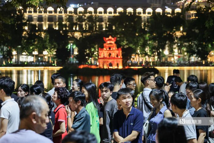 Nhiều người dân, du khách đến từ sớm, tranh thủ dạo quanh hồ, chụp ảnh trước khi tìm chỗ ngồi chờ pháo hoa.