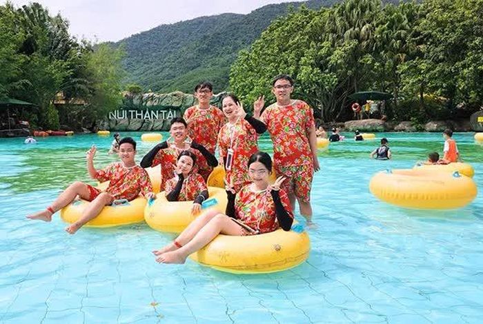 Du khách đến Khu du lịch Công viên suối khoáng nóng Núi Thần Tài nghỉ lễ 2/9.