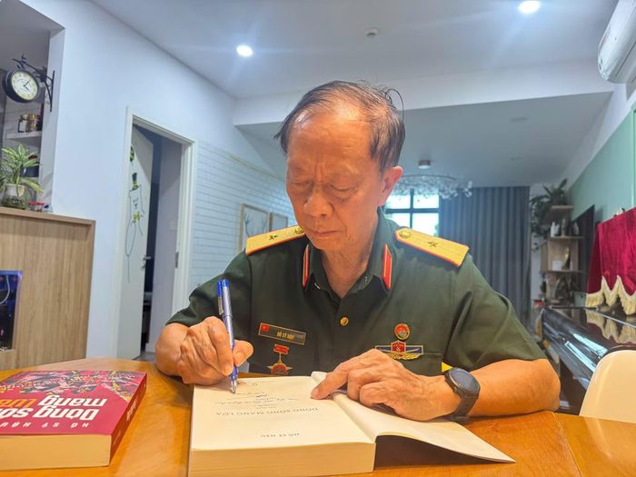 Với ông Hậu, cuộc gặp của mình với Bác Hồ là ký ức đặc biệt nhất. Ảnh: Xuân Lực.