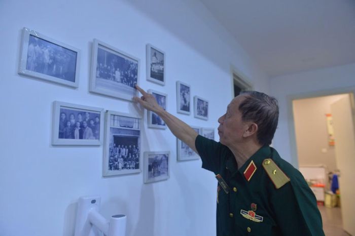 Ông Hậu chủ bức ảnh Bác Hồ chụp với các thân phụ, thân mẫu của các lãnh đạo Đảng, Nhà nước, năm 1955, trong đó có người thân của ông. Ảnh: Xuân Lực.