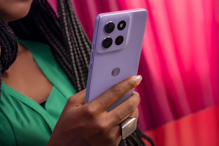 Motorola G86 Power 5G có thiết kế vuông vức, cụm camera lớn và mặt lưng hoàn thiện theo phong cách hiện đại. Ảnh: Motorola.