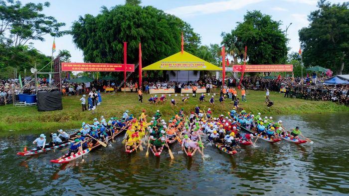 Từ sáng sớm, đông đảo người dân và du khách đã tập trung dọc hai bờ sông Hương để theo dõi, cổ vũ các đội đua. Ảnh: Hoàng Lê.