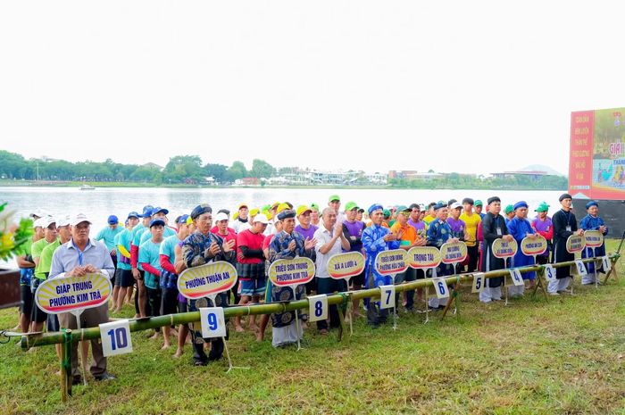  Giải đua năm nay quy tụ 10 ghe đến từ các địa phương, đơn vị gồm: Triều Sơn Đông (phường Hóa Châu); Triều Sơn Trung, Giáp Trung (phường Kim Trà); Thủ Lễ, Mai Dương (xã Quảng Điền); Quảng Vinh (xã Đan Điền); phường An Cựu; phường Hương An; phường Thuận An và xã A Lưới 4. Ảnh: Hoàng Lê. 